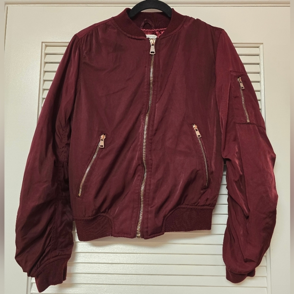 Vevret - Bomber Jacket With Zipper Pockets